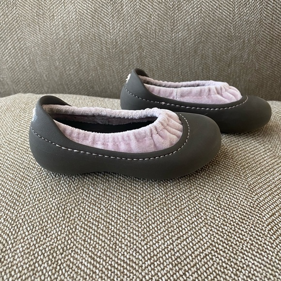Crocs Girls Ballet Flats. Dark Brown W/Light Pink Velvet Lining W/Elastic. SZ 7. - Picture 10 of 10